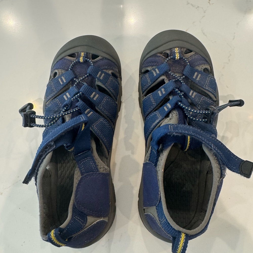 Kids Keen water camping outdoor shoes Size 5 - EUC